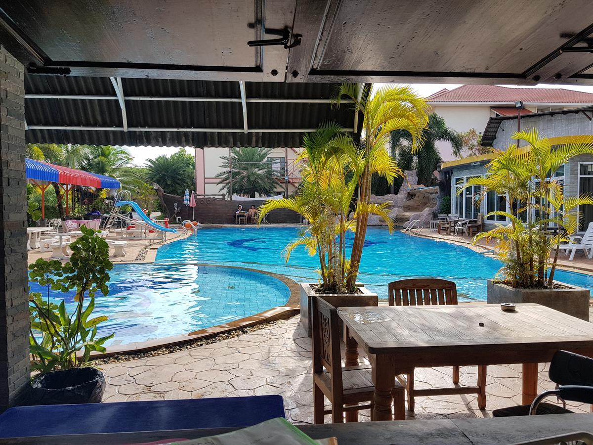 Ruysuk Hotel & Swimming Pool ウドーンターニー エクステリア 写真