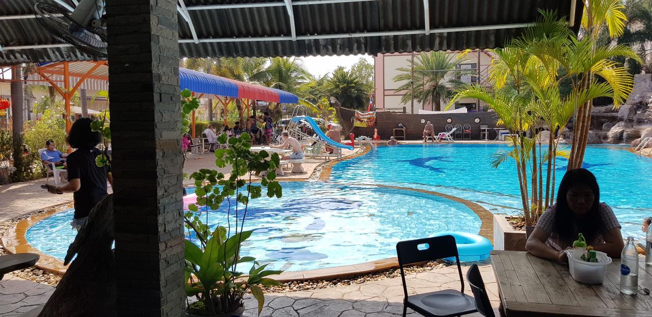 Ruysuk Hotel & Swimming Pool ウドーンターニー エクステリア 写真